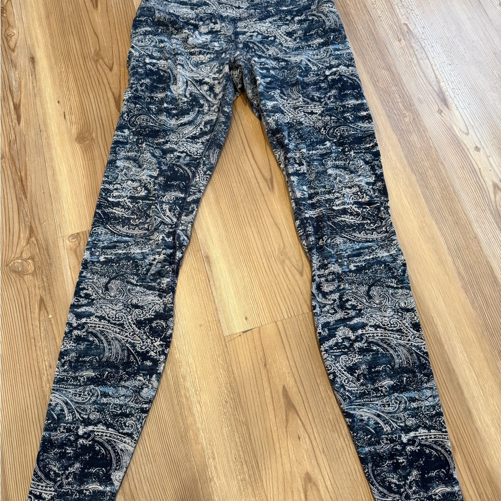 *ACCT CLOSING MAKE OFFER* Lululemon Align Blue & White Paisley Leggings-Size 4
